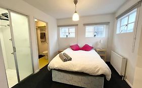 Cosy Apt 5Mins Walk From Station